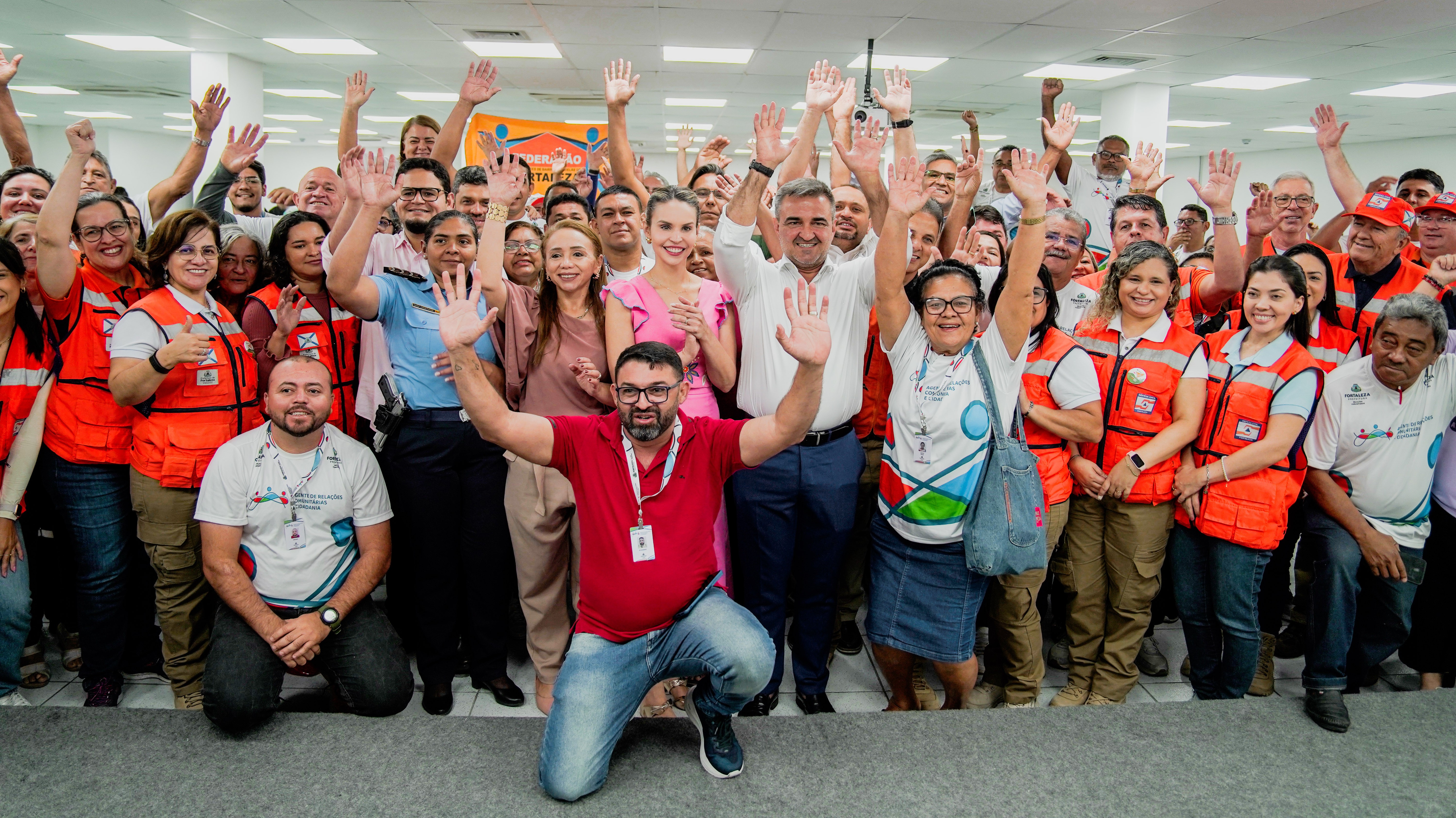 grupo de pessoas posa para a foto durante o evento